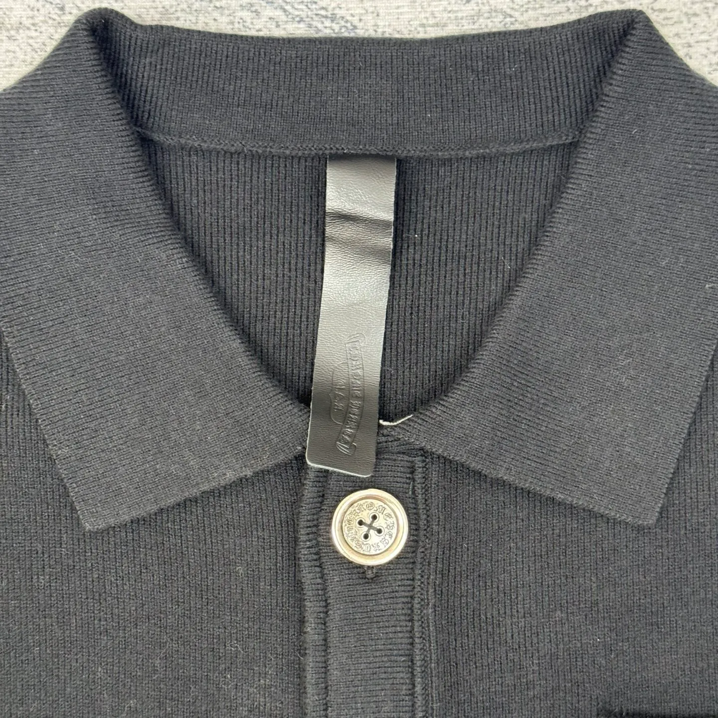 P630 Chrome Hert 25SS Ch wool and leather Sanskrit embroidered knitted cardigan Size: S/M/L The yarn is made of 26-count double-ply high-proportion merino wool The flat machine is knitted using Stor 352 imported from Germany The back, collar and placket are cut and cut with genuine sheepskin engraving The embroidery is printed multiple times according to the original version using an imported machine The mold opening hardware is aged and oxidized
